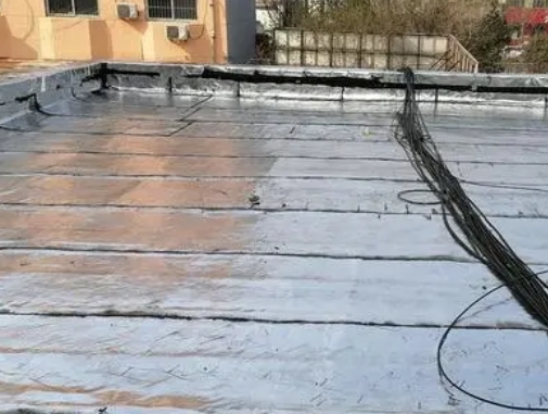 静乐卫生间漏水维修公司分享下静乐屋面楼顶防水刚性防水层施工要点。